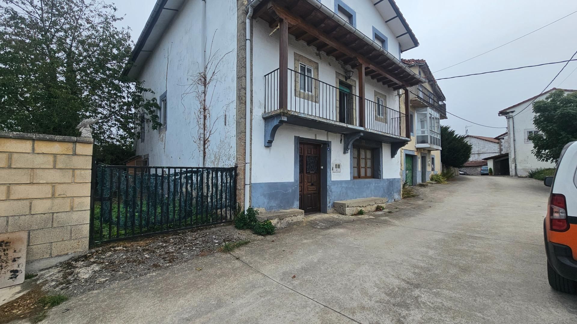 Vista exterior de Casa o xalet en venda en Merindad de Montija amb Jardí privat, Traster i Balcó