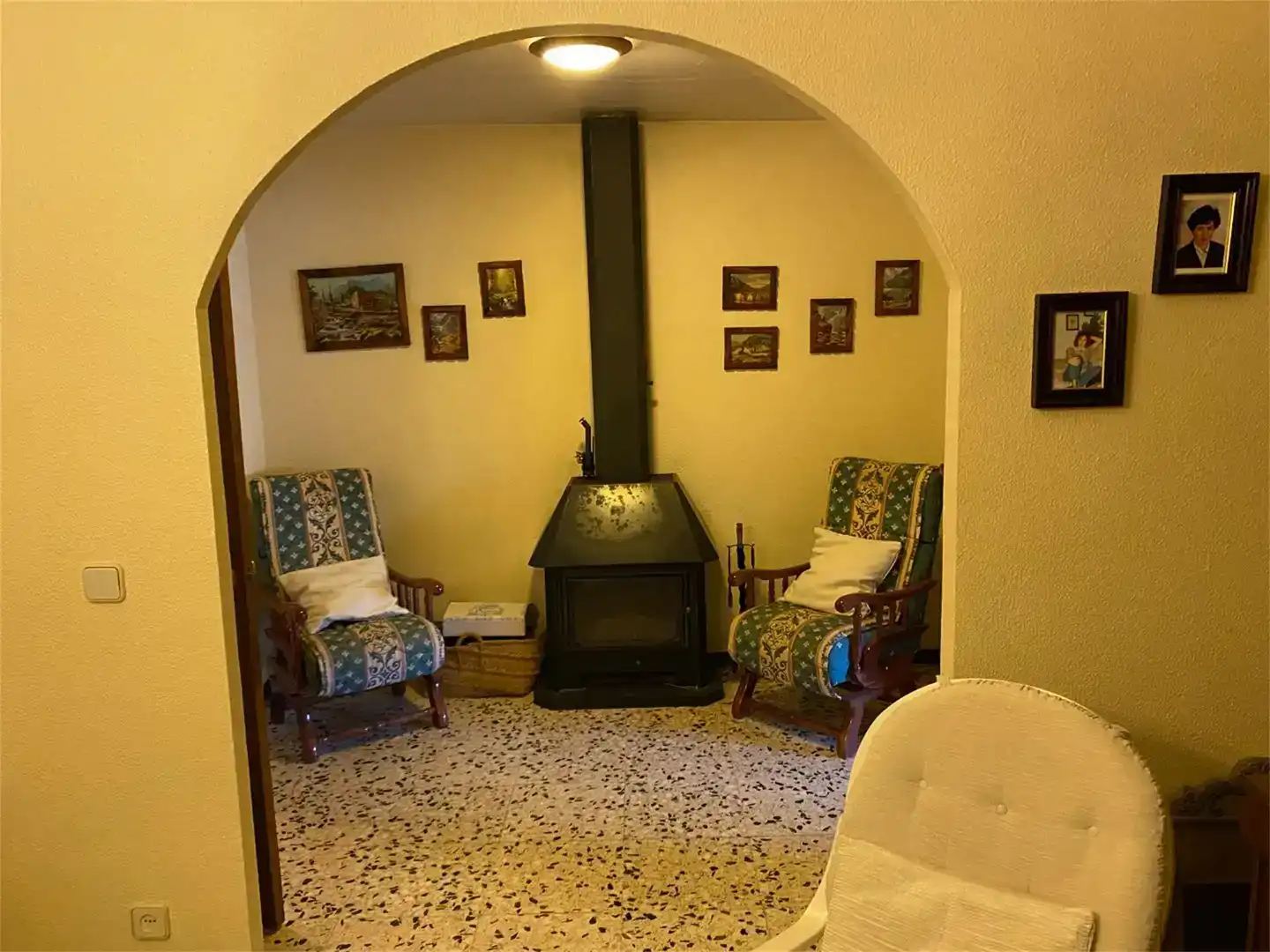 Sala d'estar de Casa adosada en venda en Abrucena amb Parquet i Moblat
