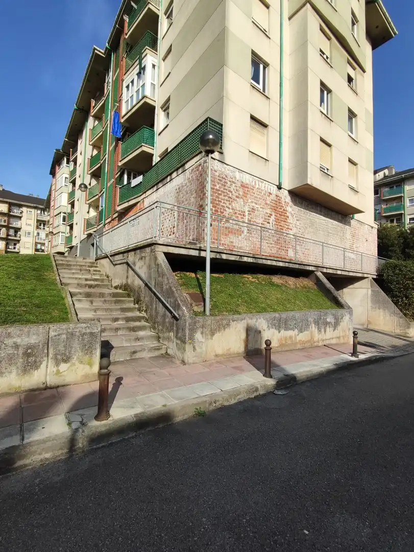 Vista exterior de Local en venda en Santander