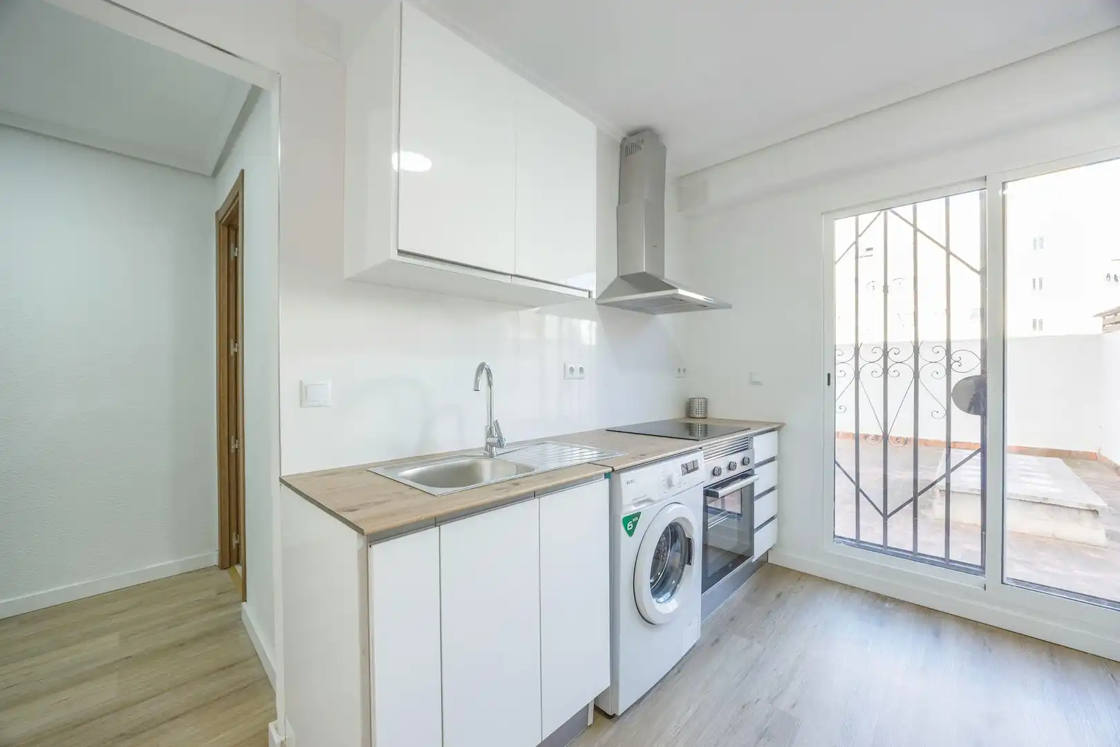 Kitchen of Flat for share in Valencia  with Washing machine