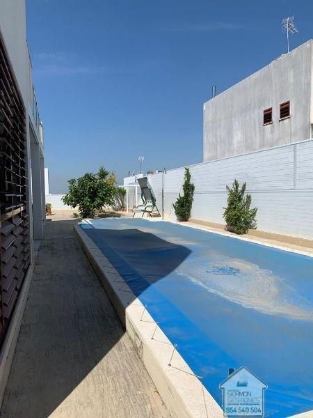 Piscina de Casa o xalet de lloguer en Montequinto amb Aire condicionat, Terrassa i Piscina