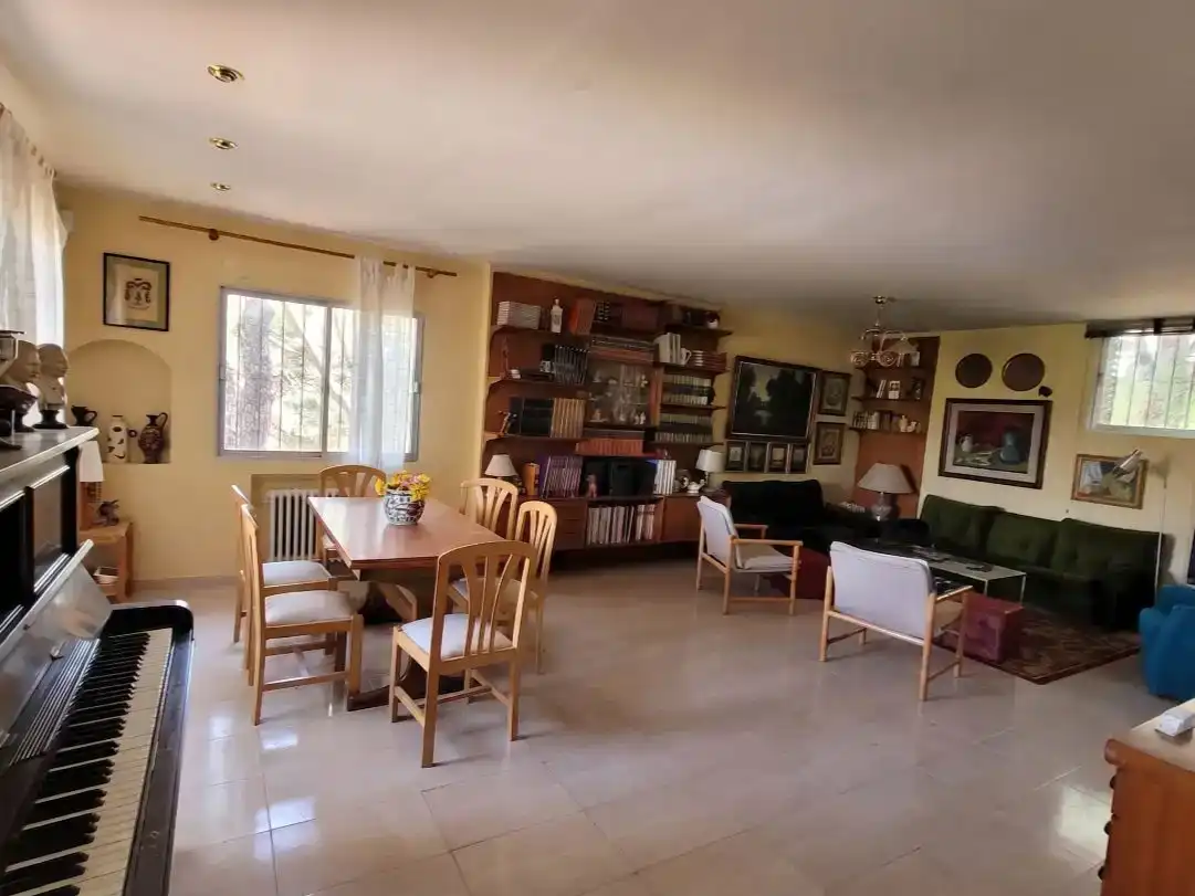 Sala d'estar de Casa o xalet en venda en Las Rozas de Madrid amb Piscina