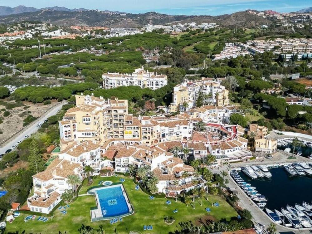Vista exterior de Planta baja en venta en Marbella con Aire acondicionado, Terraza y Piscina