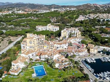 Bajo con piscina en venta en Elviria - Cabopino