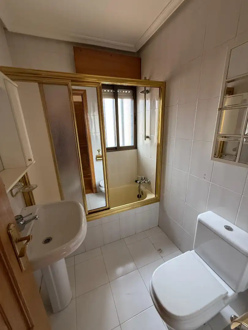Badezimmer von Wohnungen zur Miete in Ávila mit Heizung und Möbliert