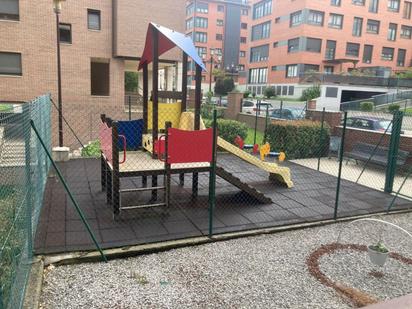 Aparcament de Pis en venda en Oviedo  amb Terrassa i Piscina