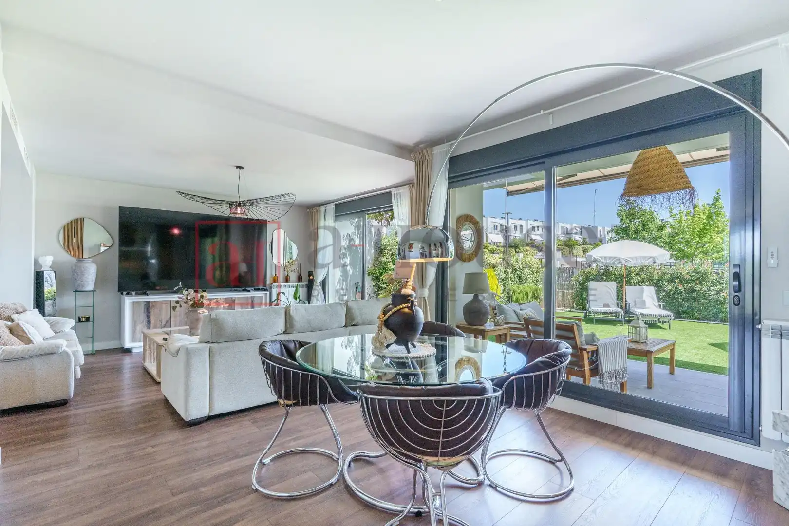 Sala de estar de Casa adosada en venta en Boadilla del Monte con Aire acondicionado, Calefacción y Jardín privado