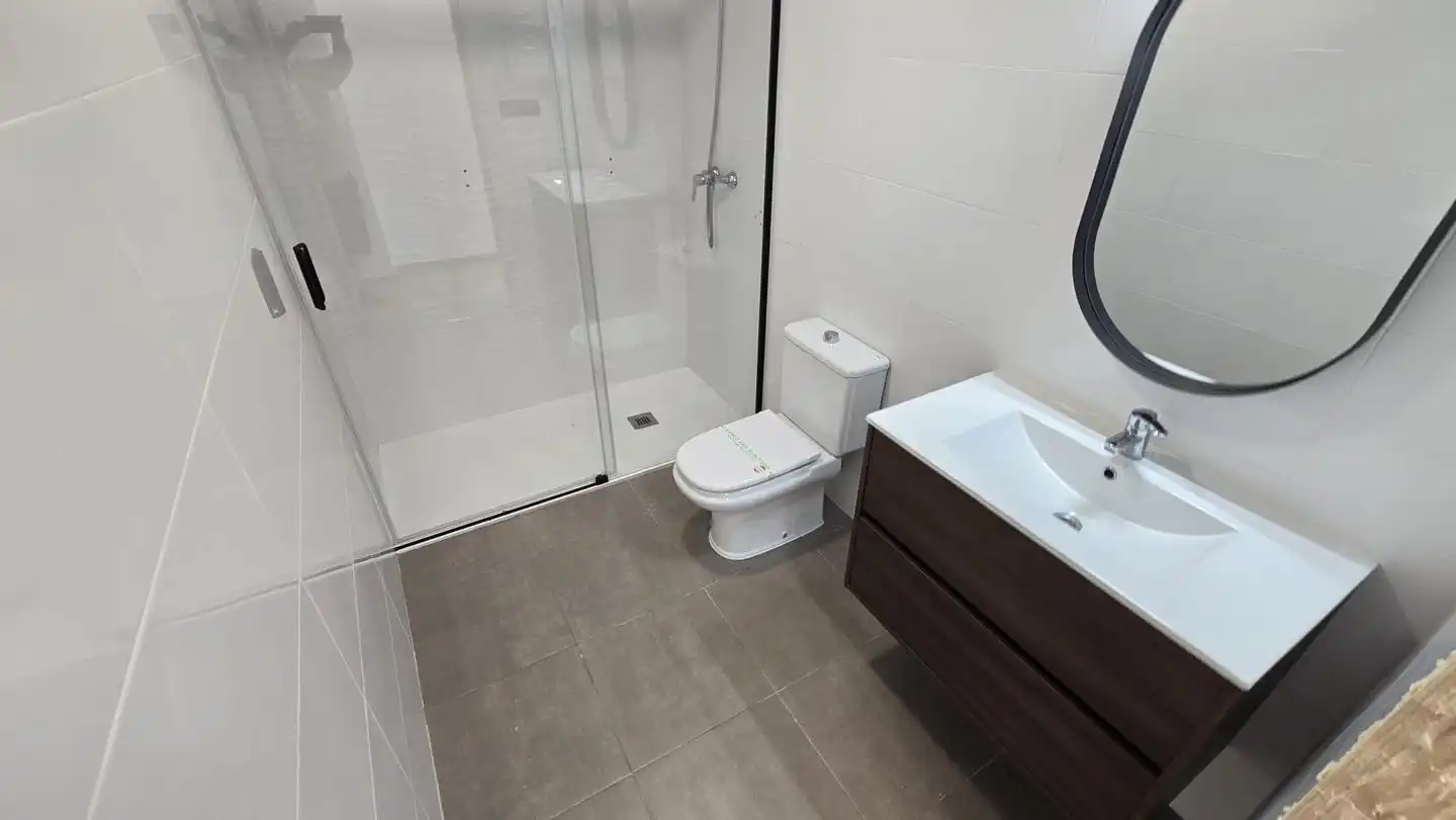 Badezimmer von Wohnung zur Miete in Gandia mit Klimaanlage, Terrasse und Möbliert