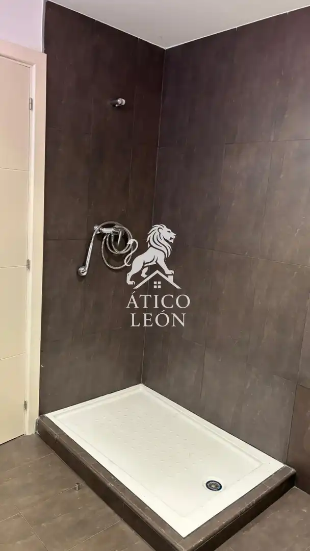 Baño de Casa adosada en venta en San Andrés del Rabanedo con Calefacción, Jardín privado y Parquet