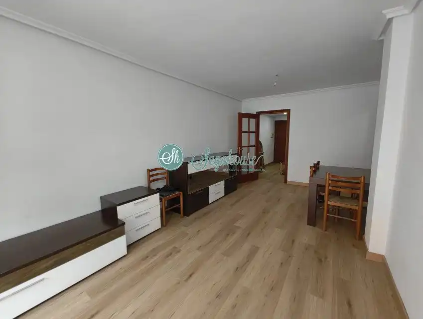 Sala d'estar de Pis de lloguer en Segovia amb Calefacció, Terrassa i Balcó
