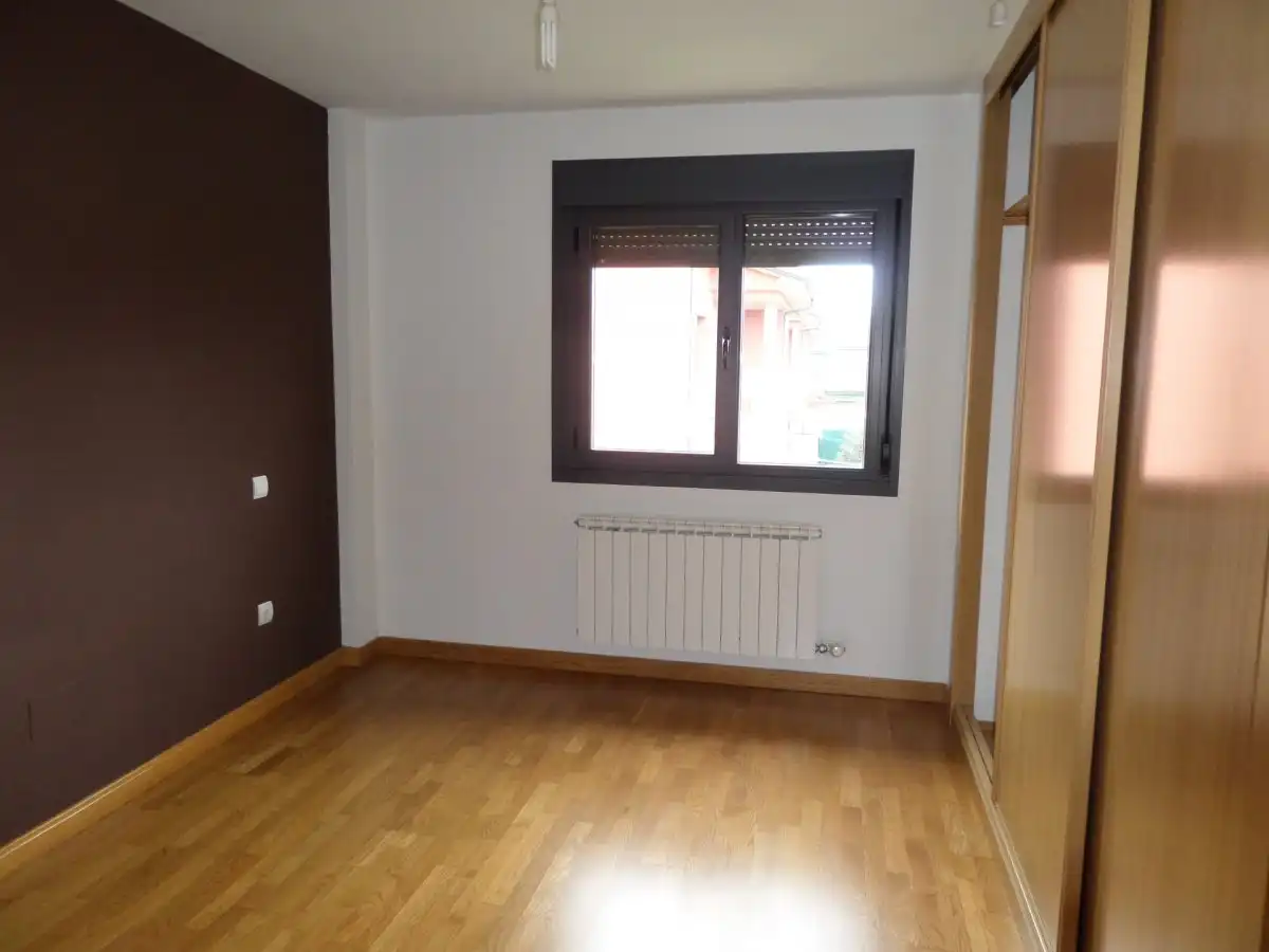 Habitación de Casa adosada en venta en Tudela de Duero con Calefacción y Jardín privado