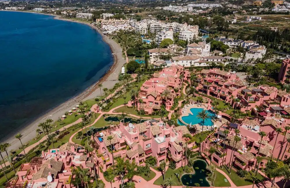 Exterior view of Ground floor for rent in Estepona  with Air Conditioner, Terrace and Storage room