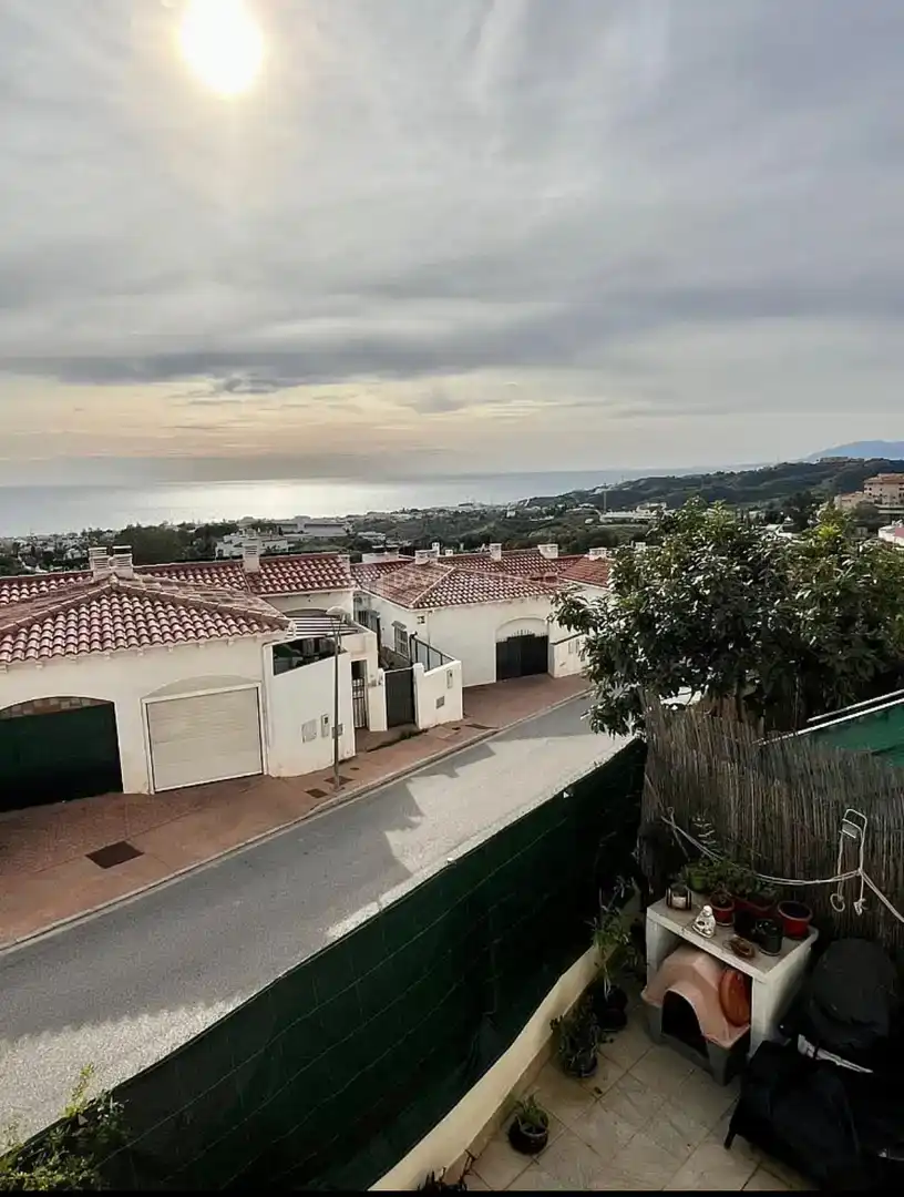 Vista exterior de Pis en venda en Rincón de la Victoria amb Aire condicionat i Piscina