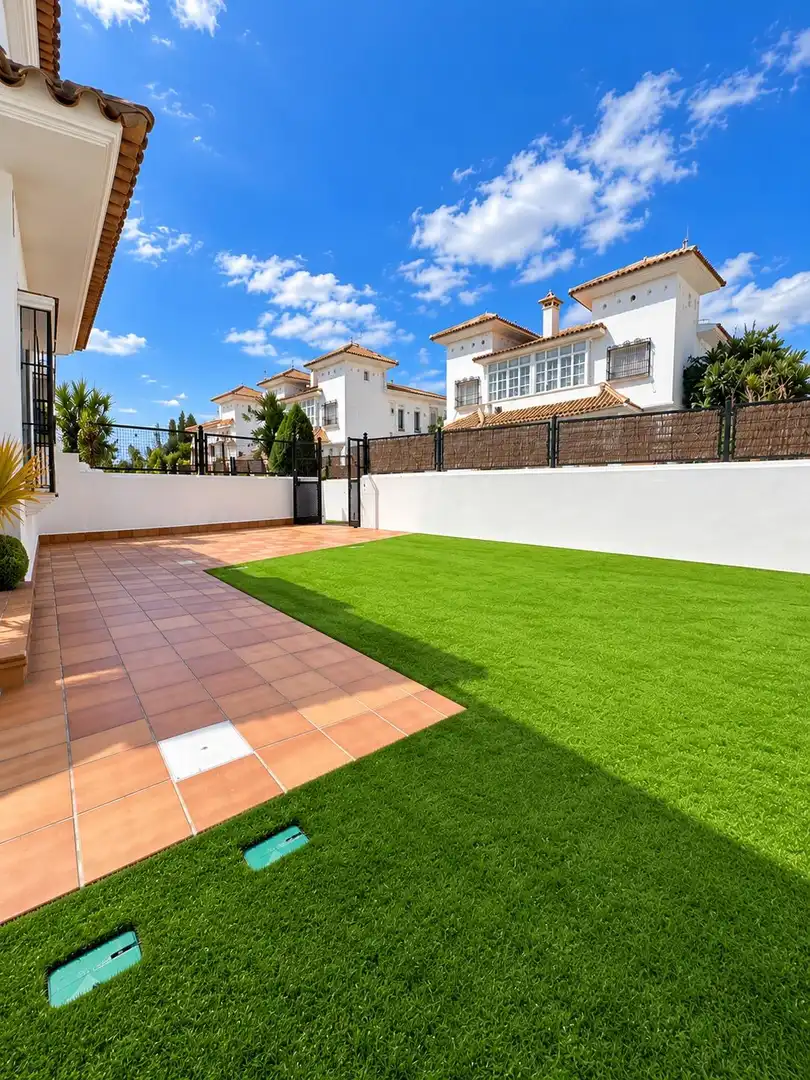 Casa aparellada amb terrassa en venda a Calle Calle Flamenco, imagen 3