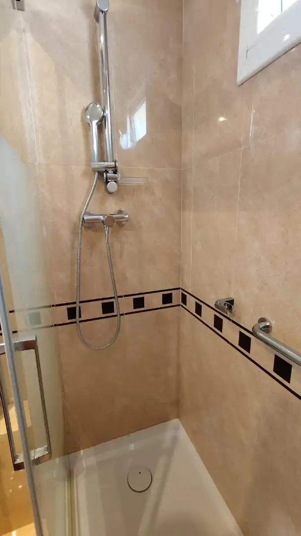 Badezimmer von Wohnung zur Miete in Barcelona mit Klimaanlage, Heizung und Parkett