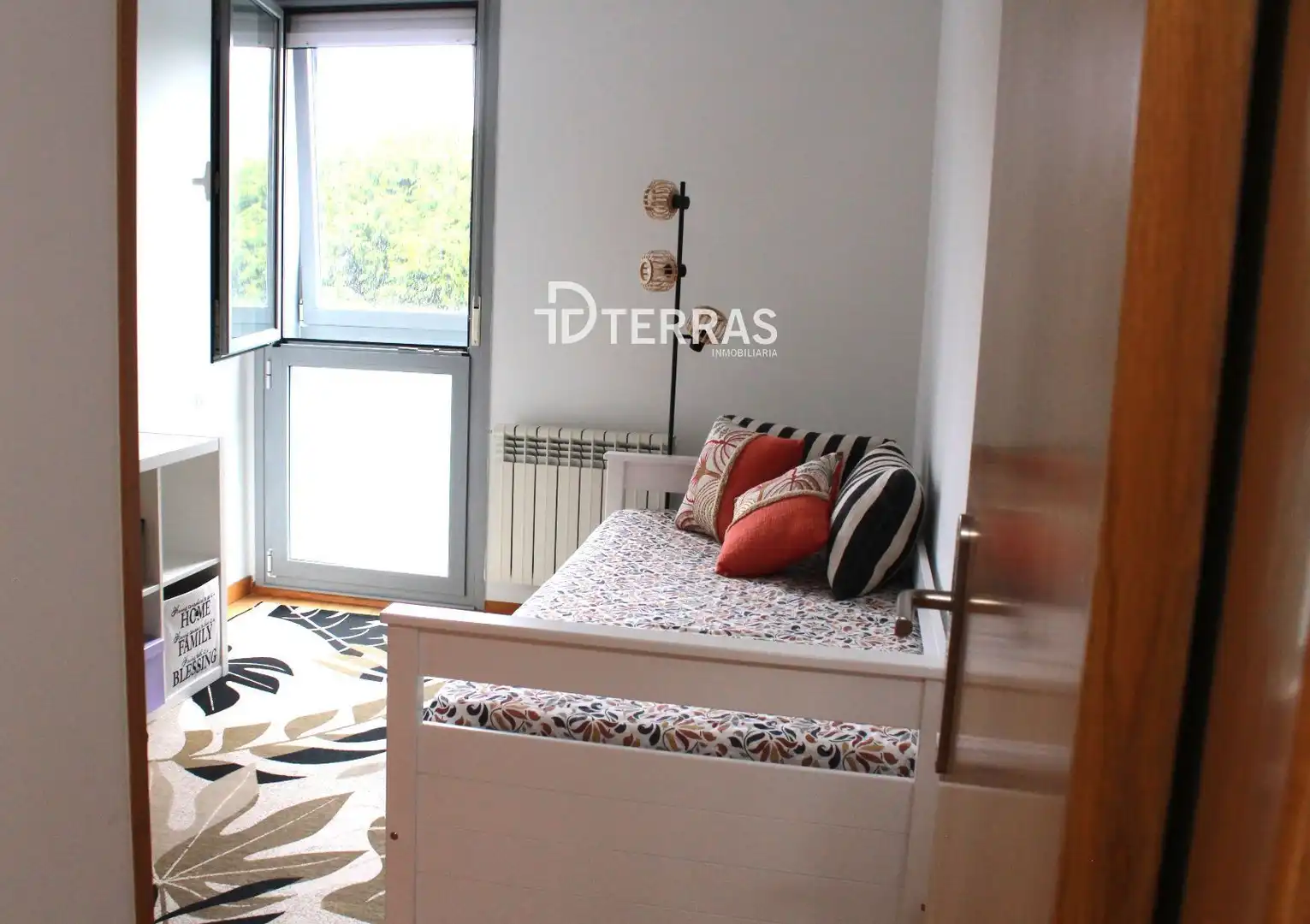 Dormitori de Pis en venda en Pontevedra Capital  amb Terrassa, Traster i Moblat