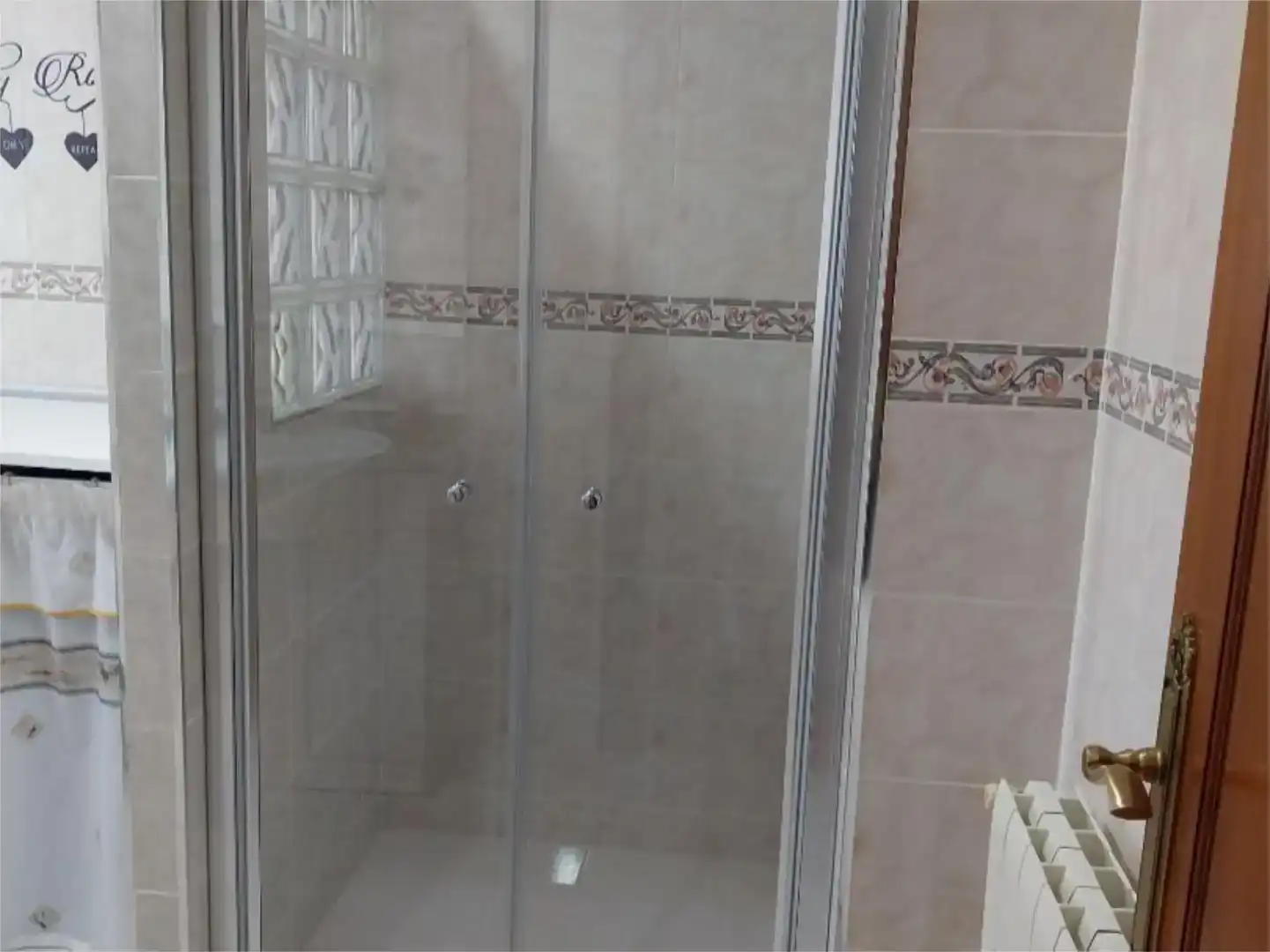 Badezimmer von Haus oder Chalet zur Miete in Miño mit Privatgarten, Abstellraum und Möbliert