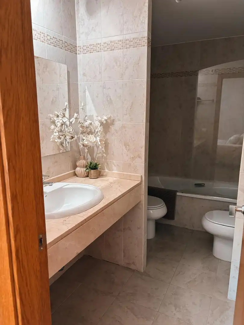 Baño de Apartamento de alquiler en Estepona con Aire acondicionado, Terraza y Piscina