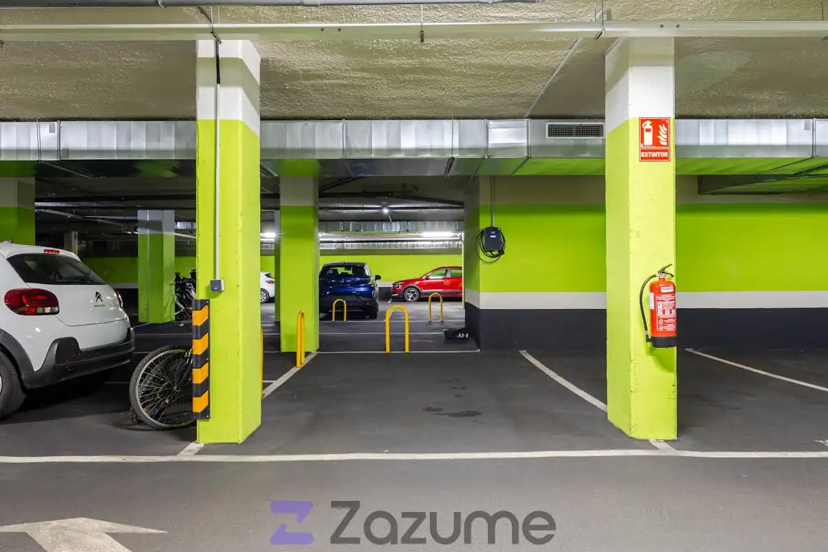 Parkplatz von Wohnung zur Miete in Madrid mit Klimaanlage, Privatgarten und Schwimmbad