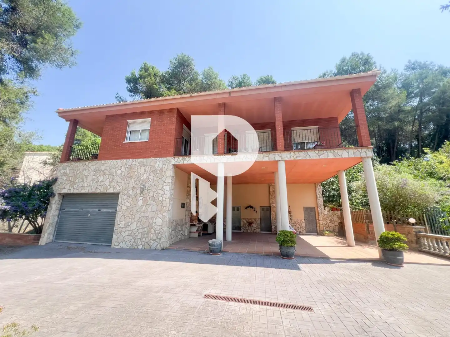 Vista exterior de Casa o xalet en venda en Vallirana amb Aire condicionat, Calefacció i Jardí privat