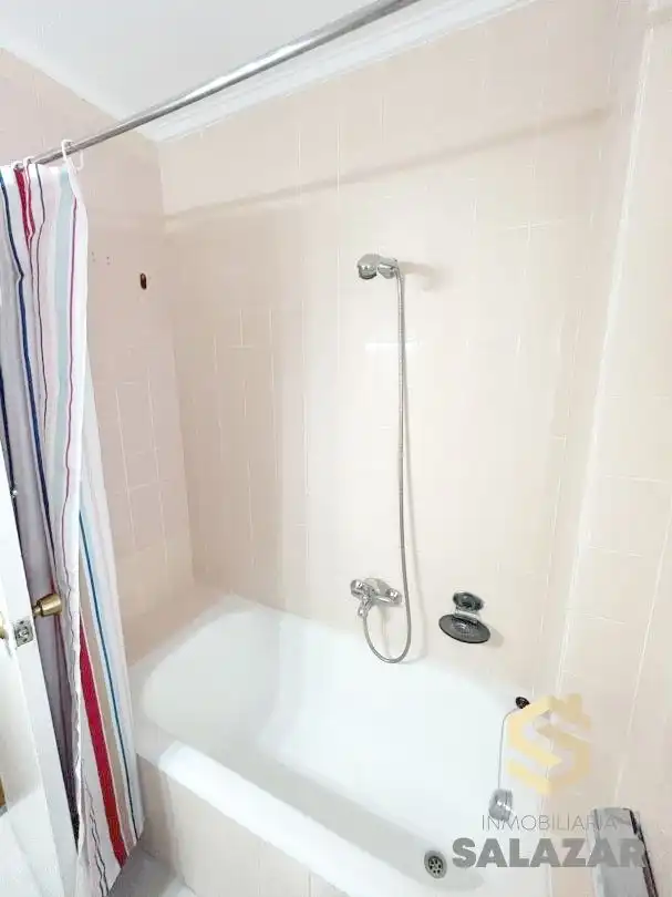Bathroom of Flat for rent in Bilbao   with Heating, Oven and Washing machine
