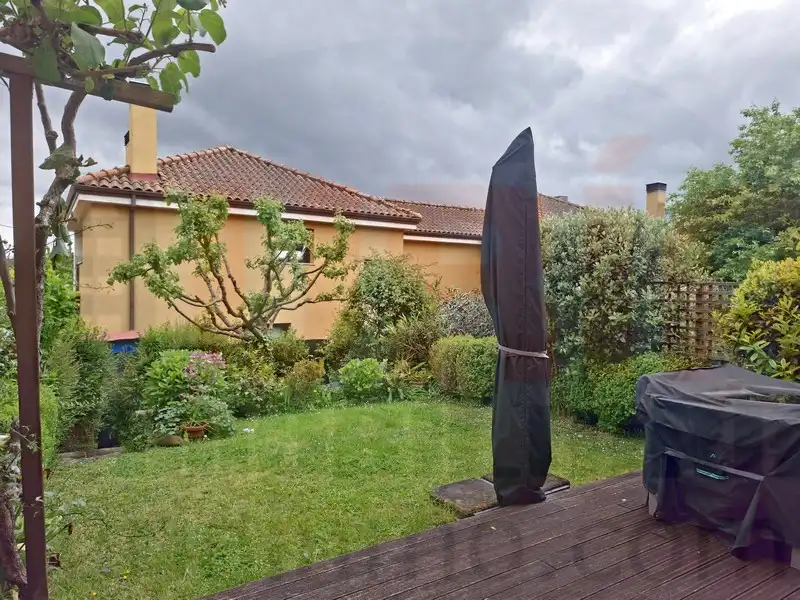 Jardín de Casa o chalet en venta en Sariego con Calefacción, Terraza y Trastero