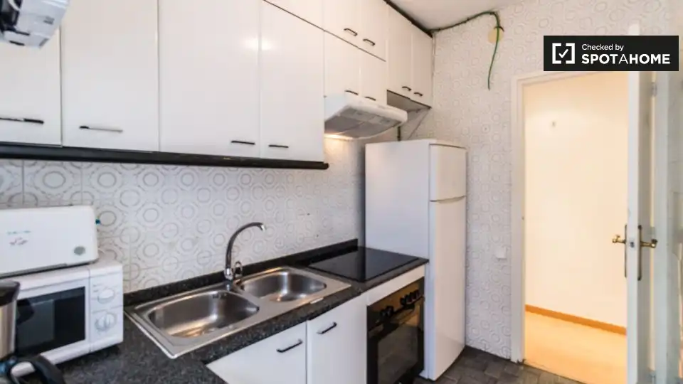 Kitchen of Flat for share in L'Hospitalet de Llobregat  with Air Conditioner, Heating and Furnished