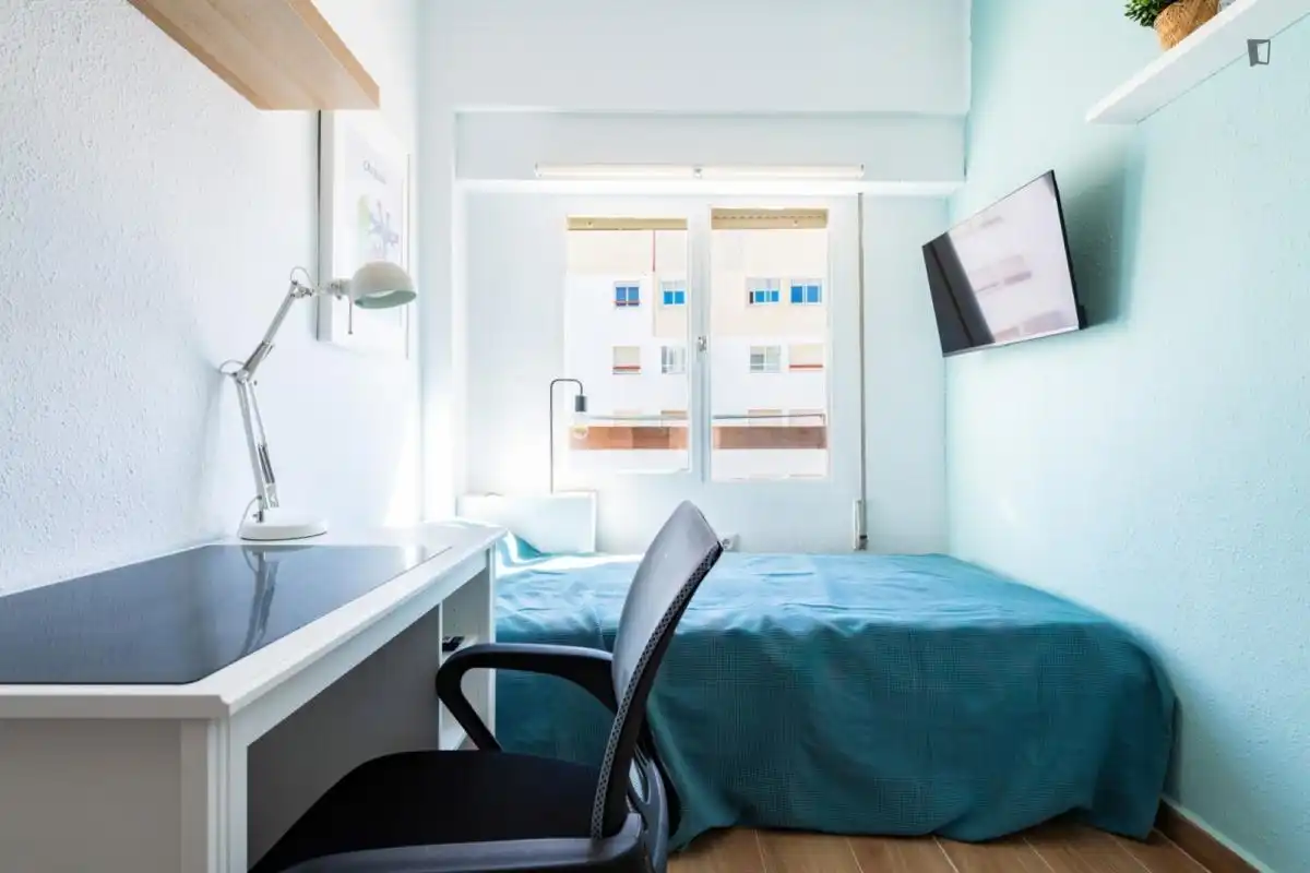 Dormitori de Apartament per a compartir en Castellón de la Plana / Castelló de la Plana amb Moblat, Rentadora i Microones