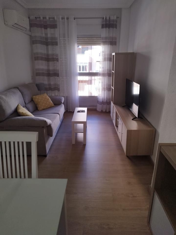 Flat to rent in Marqués De Vadillo, Miralvalle - Av. Virgen del Puerto - La Data