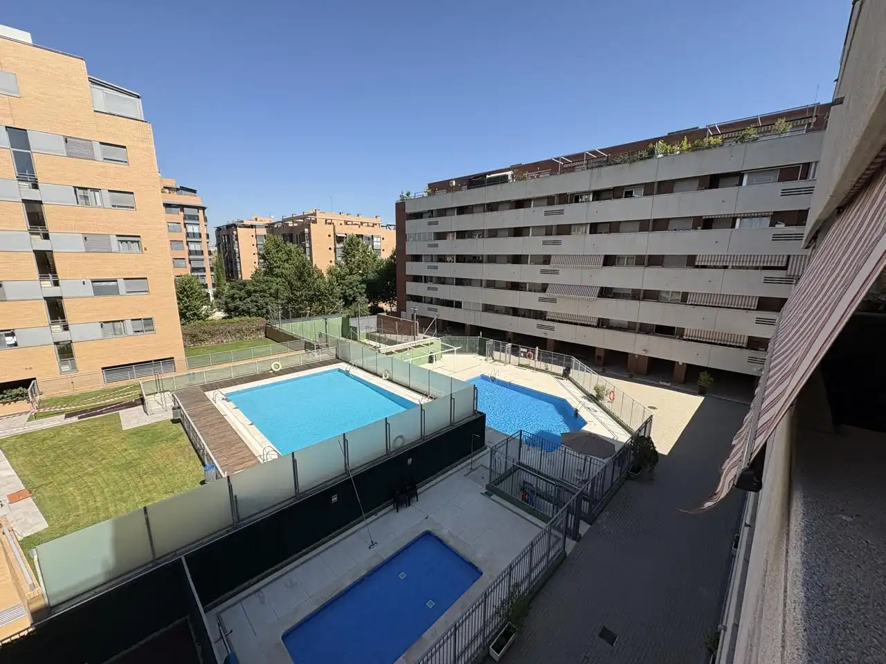 Swimming pool of Flat for sale in Madrid  with Air Conditioner, Heating and Terrace