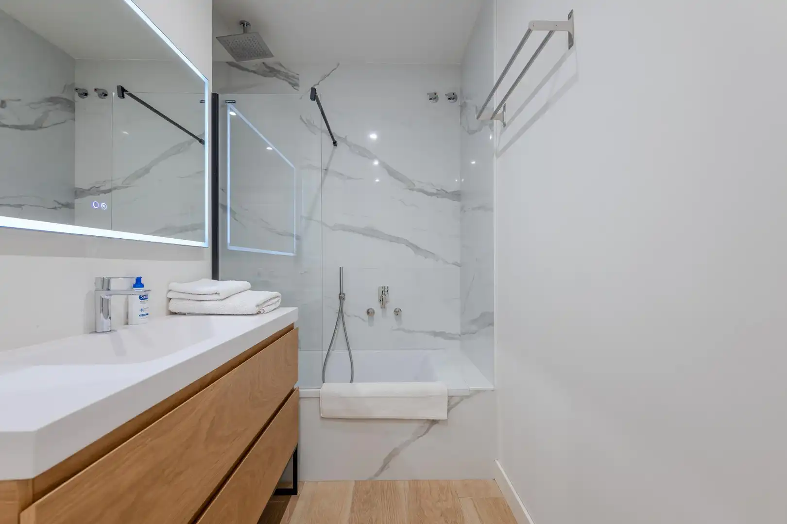 Bathroom of Flat for rent in Girona  with Air Conditioner and Heating