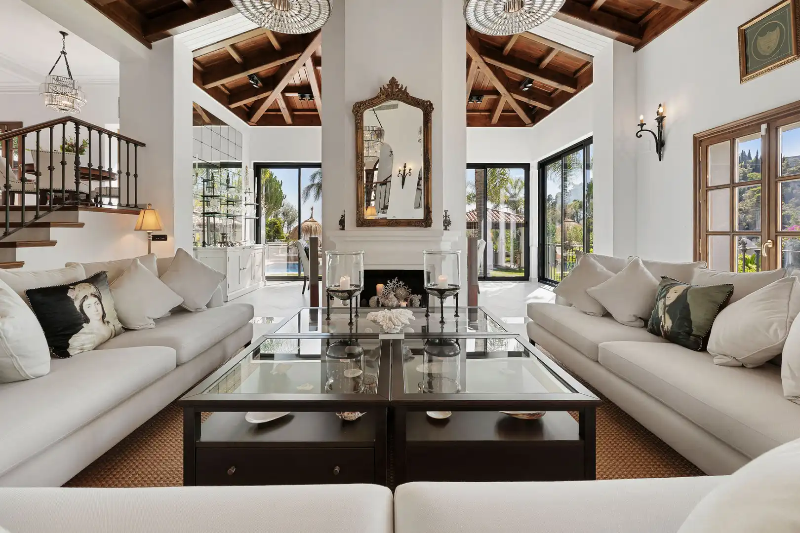 Living room of Houses for sale in Benahavís  with Air Conditioner, Private garden and Swimming Pool