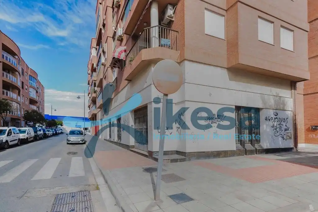 Vista exterior de Local en venta en Almería