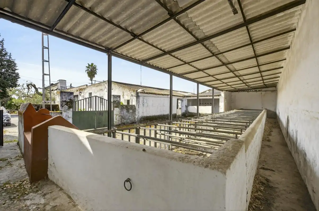 Außenansicht von Country house zum Verkauf in Lora del Río mit Heizung, Privatgarten und Terrasse