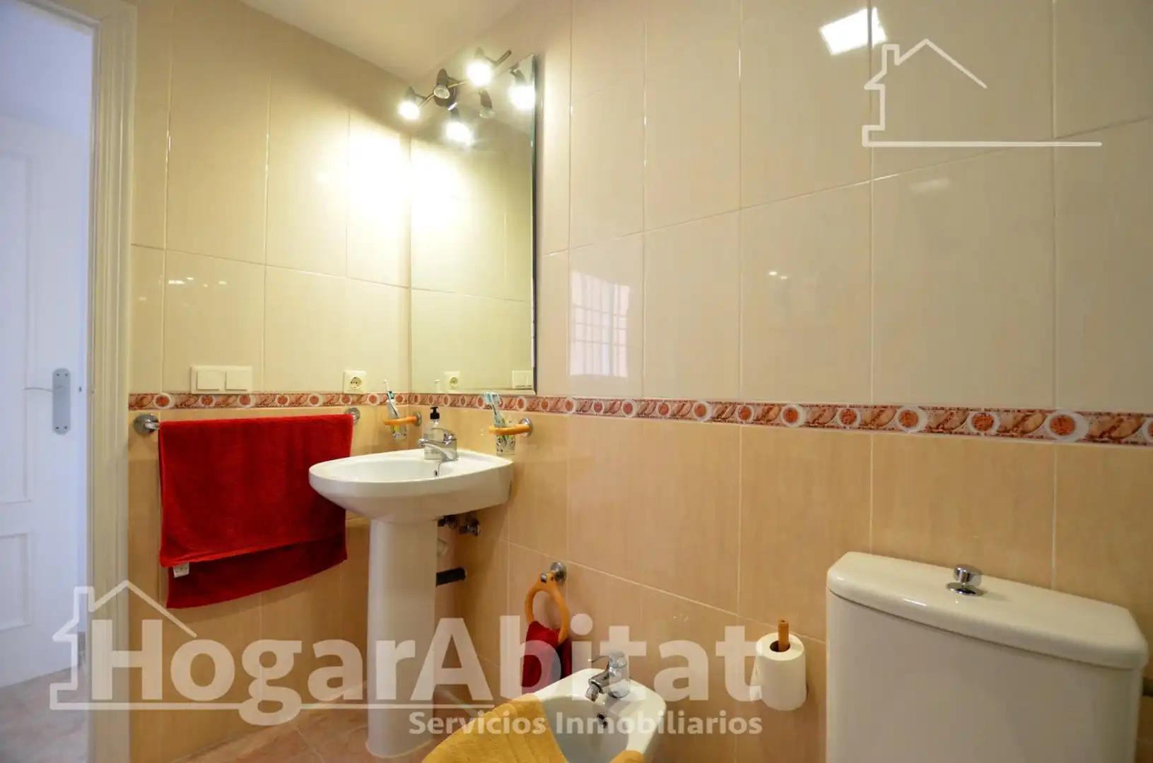 Badezimmer von Einfamilien-Reihenhaus zum Verkauf in Cullera mit Privatgarten, Terrasse und Abstellraum