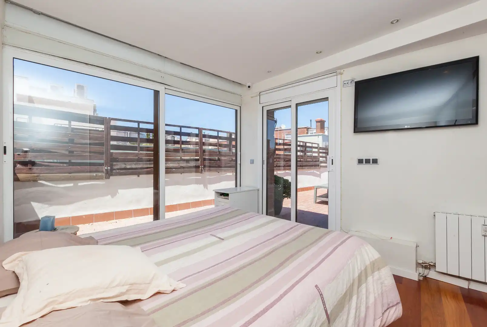Schlafzimmer von Dachboden zum Verkauf in Barcelona mit Klimaanlage, Terrasse und Abstellraum