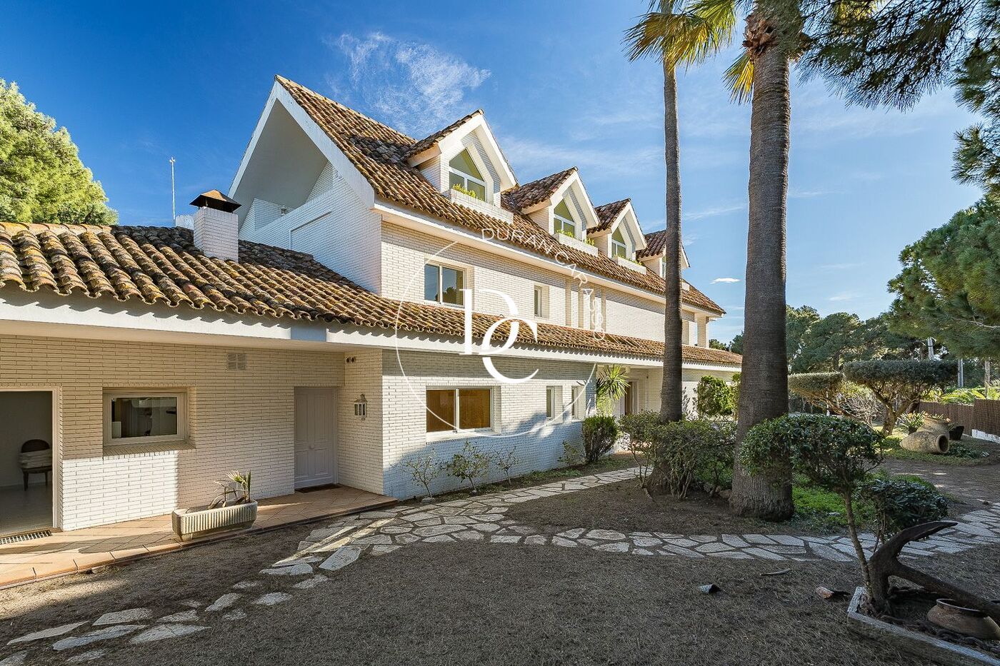 Vista exterior de Casa o xalet en venda en Sitges amb Aire condicionat, Calefacció i Jardí privat