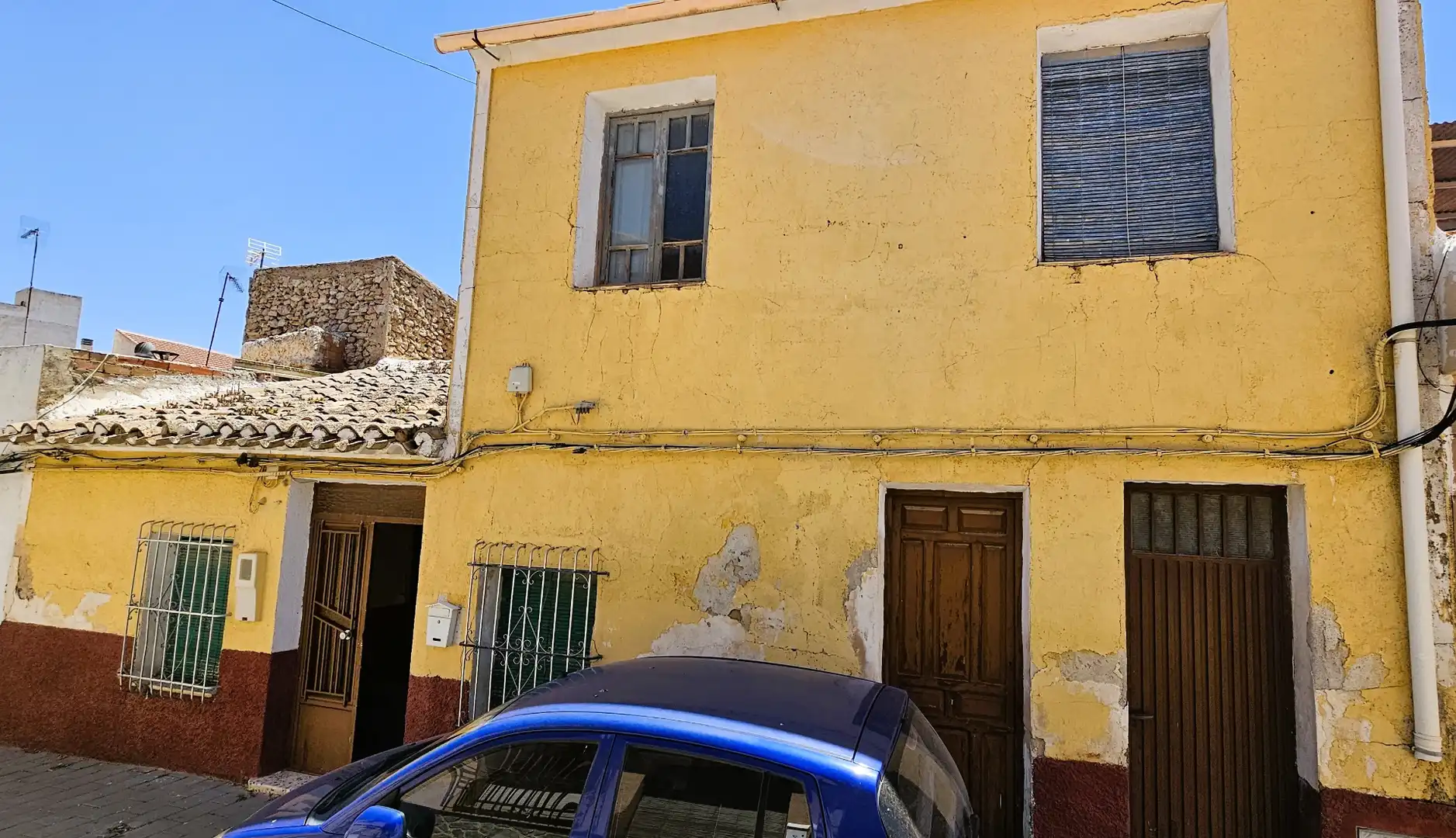 Außenansicht von Einfamilien-Reihenhaus zum Verkauf in Totana mit Terrasse und Abstellraum