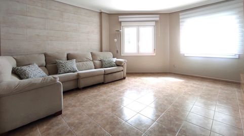 SE VENDE CASA CON AMPLIO PATIO EN PINOSO.