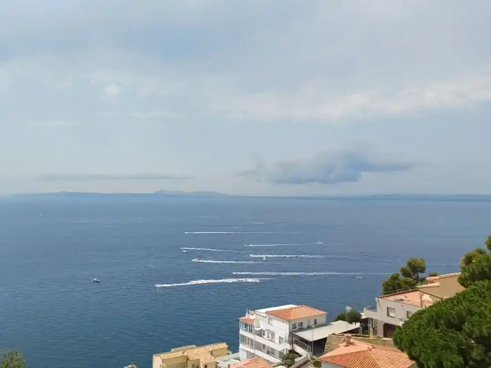 Vista exterior de Casa o xalet de lloguer en Roses amb Aire condicionat, Jardí privat i Moblat
