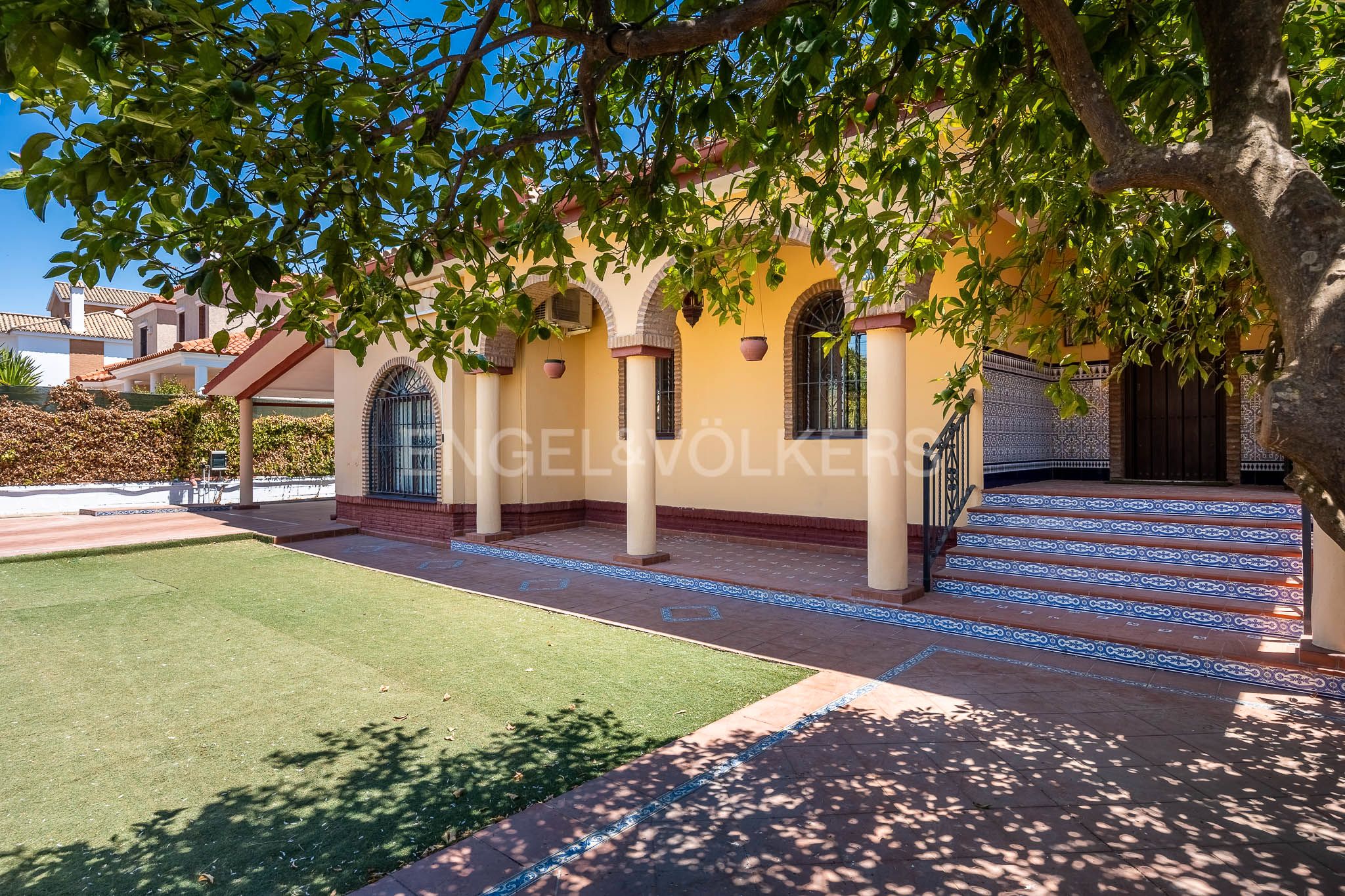 Exterior view of House or chalet for sale in Montequinto  with Air Conditioner, Heating and Private garden
