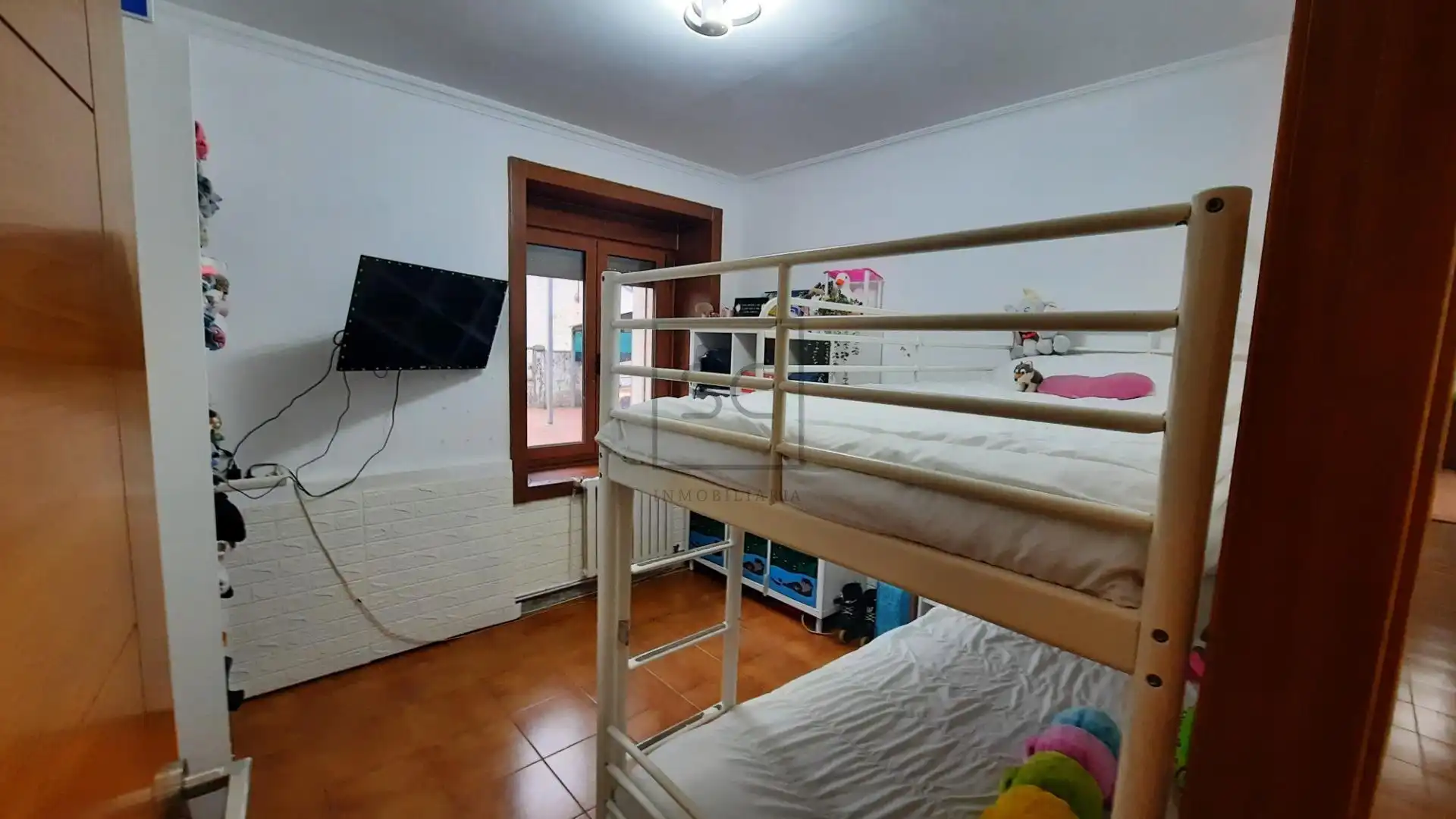 Schlafzimmer von Einfamilien-Reihenhaus zum Verkauf in Neda mit Heizung, Privatgarten und Alarm