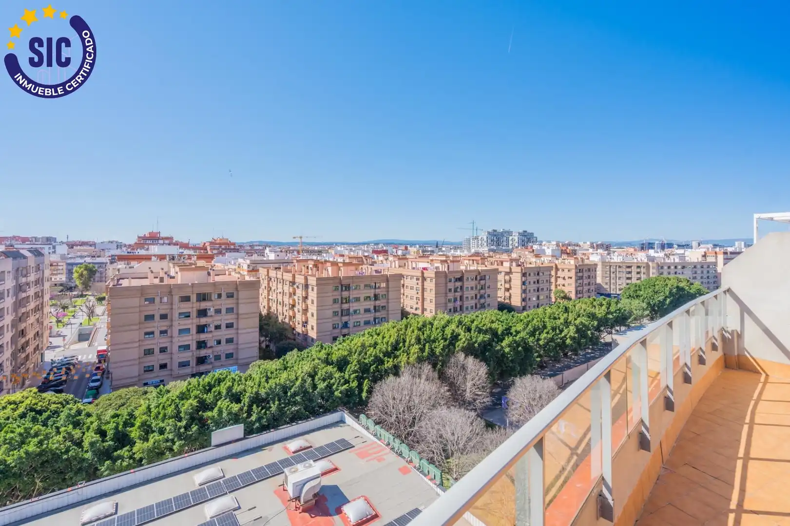 Vista exterior de Àtic en venda en Mislata amb Aire condicionat, Calefacció i Jardí privat