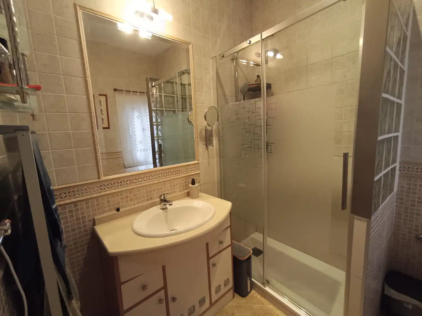 Badezimmer von Einfamilien-Reihenhaus zum Verkauf in Jaén mit Klimaanlage, Heizung und Terrasse