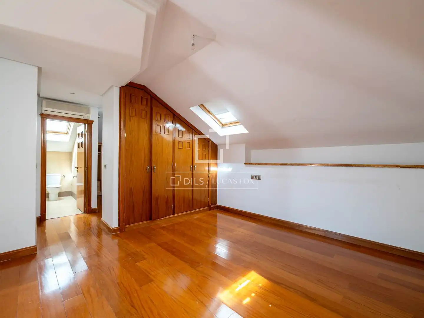 Vista exterior de Casa o xalet en venda en Madrid amb Aire condicionat, Calefacció i Jardí privat