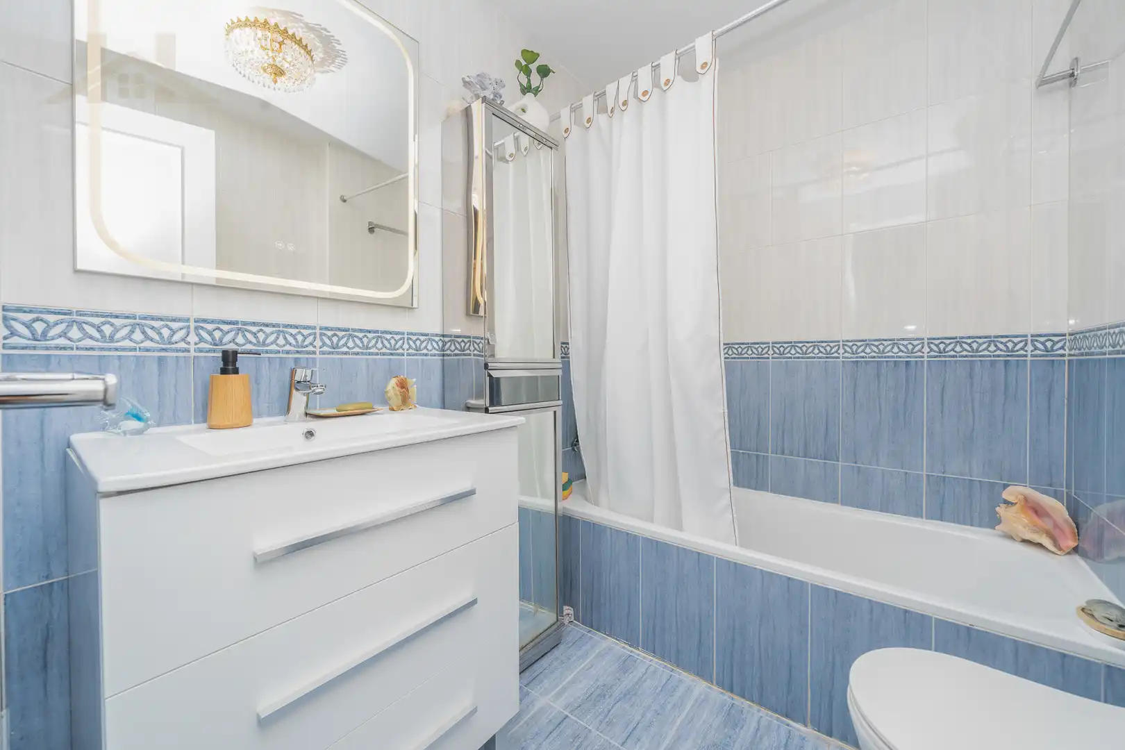 Baño de Piso en venta en San Lorenzo de El Escorial con Aire acondicionado, Jardín privado y Amueblado