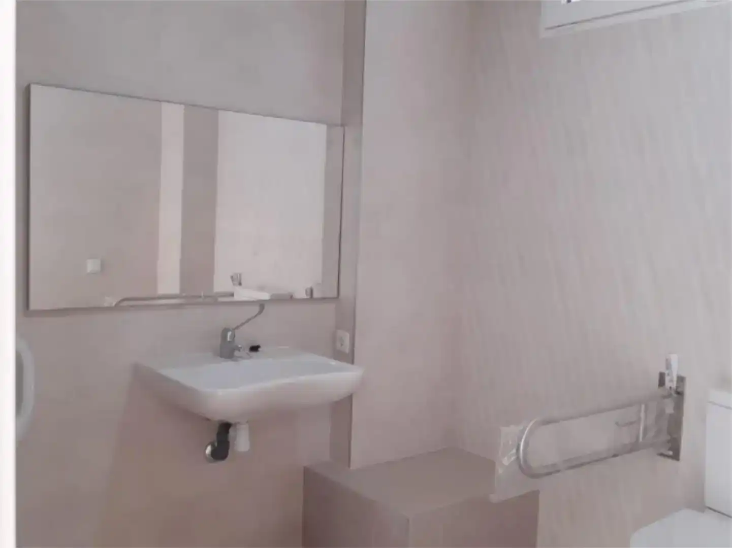 Baño de Local de alquiler en Valencia con Aire acondicionado