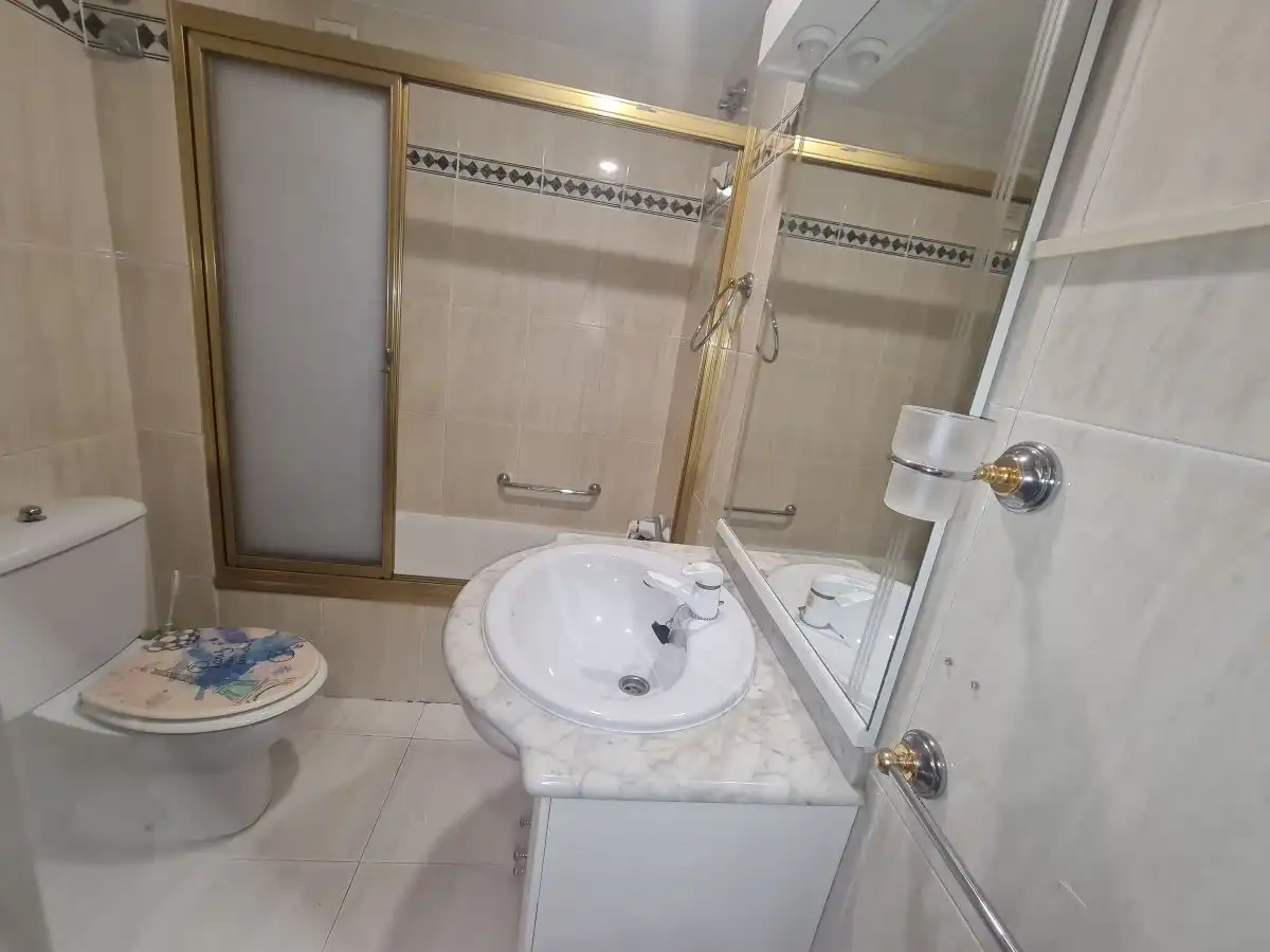 Bany de Apartament de lloguer en Fuenlabrada amb Aire condicionat, Calefacció i Parquet