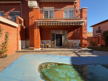 Villa con balcone in vendita a San Roque - Concordia - Adoratrices