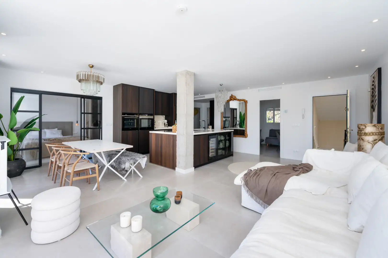 Sala de estar de Ático en venta en Benahavís con Aire acondicionado, Terraza y Piscina